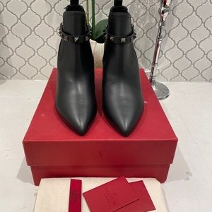 100% Authentic Valentino Garavani black pull-on ankle boots rockstuds